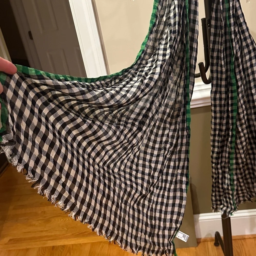 American Eagle Outfitters Green and Black Scarf